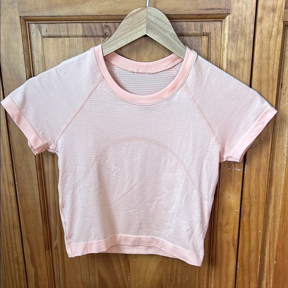 Swifty tech cropped T-shirt 
Size 4
Never worn (didn’t fit)